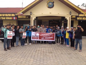 Aksi relawan Gerakan Sejuta Koin untuk Riau di Kapolsek Kampar Kiri, Sabtu, (10/10)