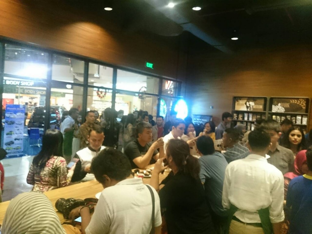 Keramaian tamu undangan Gathering Family and Friends Starbuckss coffe Pekanbaru