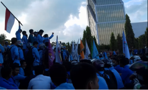 Orasi menunggu Plt Gubernur Riau foto : dokwayan