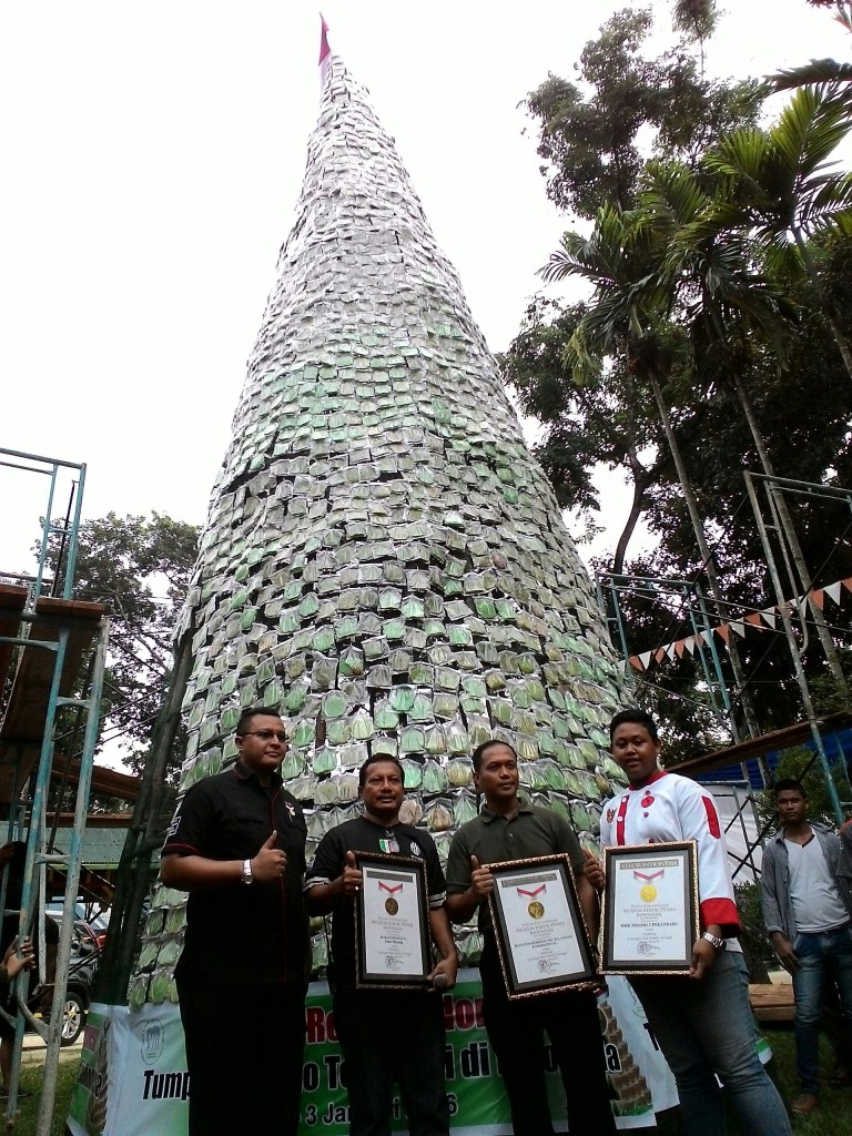 Tumpuk Bolu Kemojo Pecahkan Rekor MURI