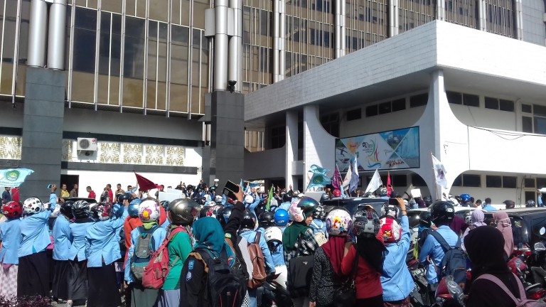 Kemarin: Ratusan Mahasiswa Riau Kudeta Kantor Gubernur Riau