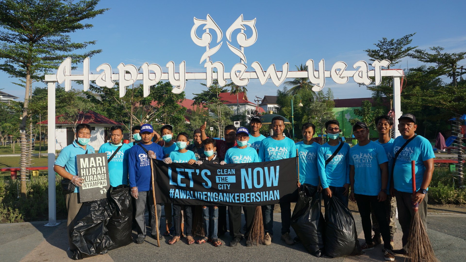 Komunitas Clean The City Pekanbaru Bersihkan RTH Putri Kaca Mayang