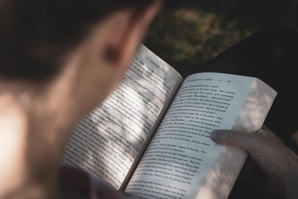 membaca buku