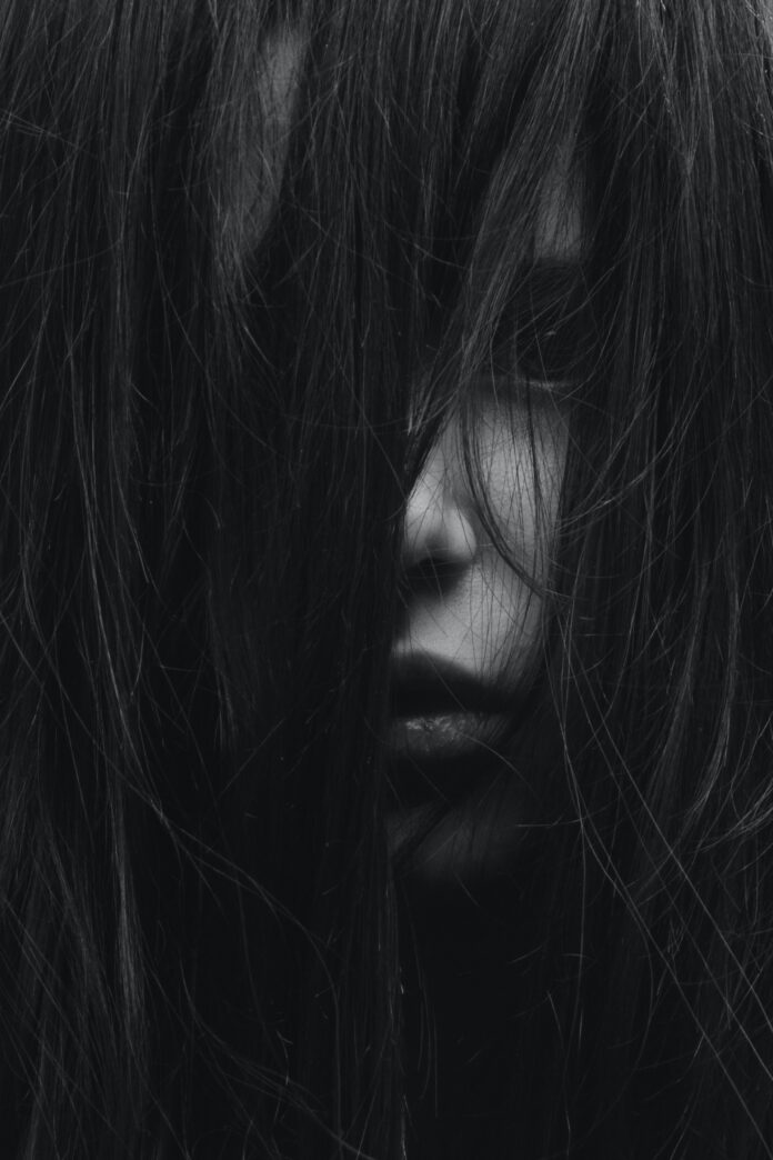 Sesosok wanita pembelai rambut Sesosok wanita pembelai rambut