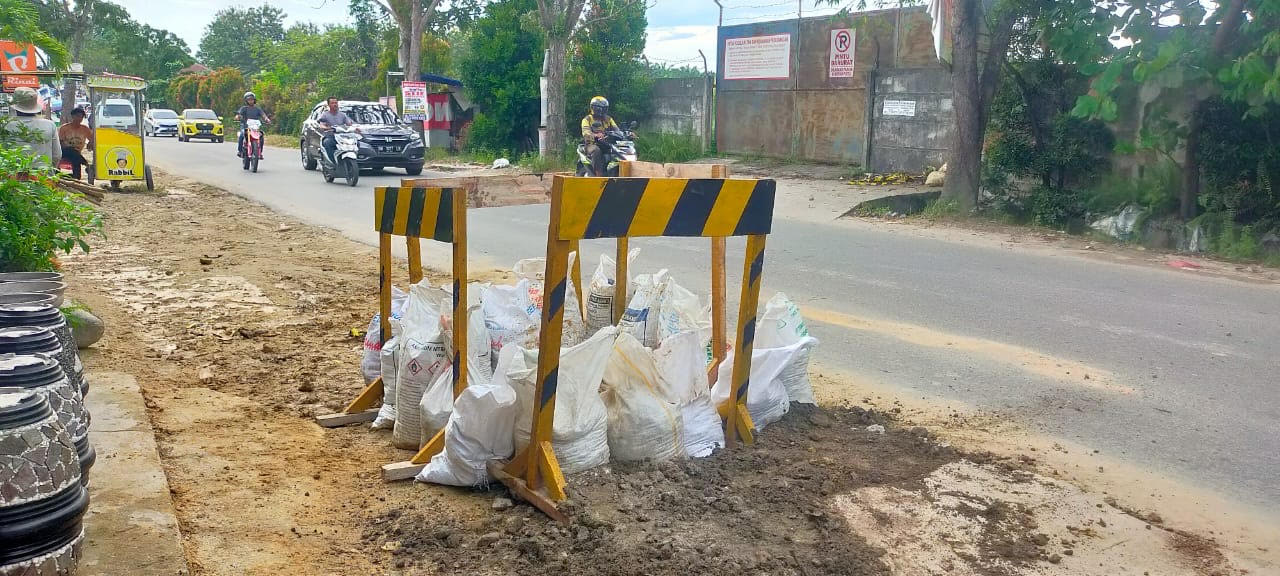 Jalan Rusak Akibat Pipa