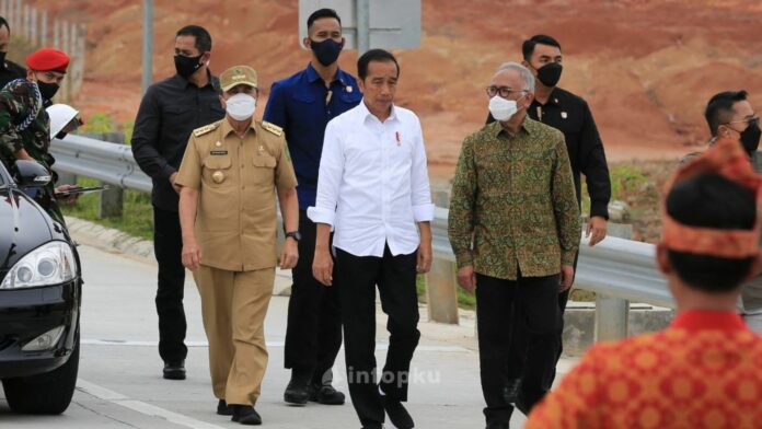 Presiden Jokowi Kunjungi Riau Presiden Jokowi Kunjungi Riau