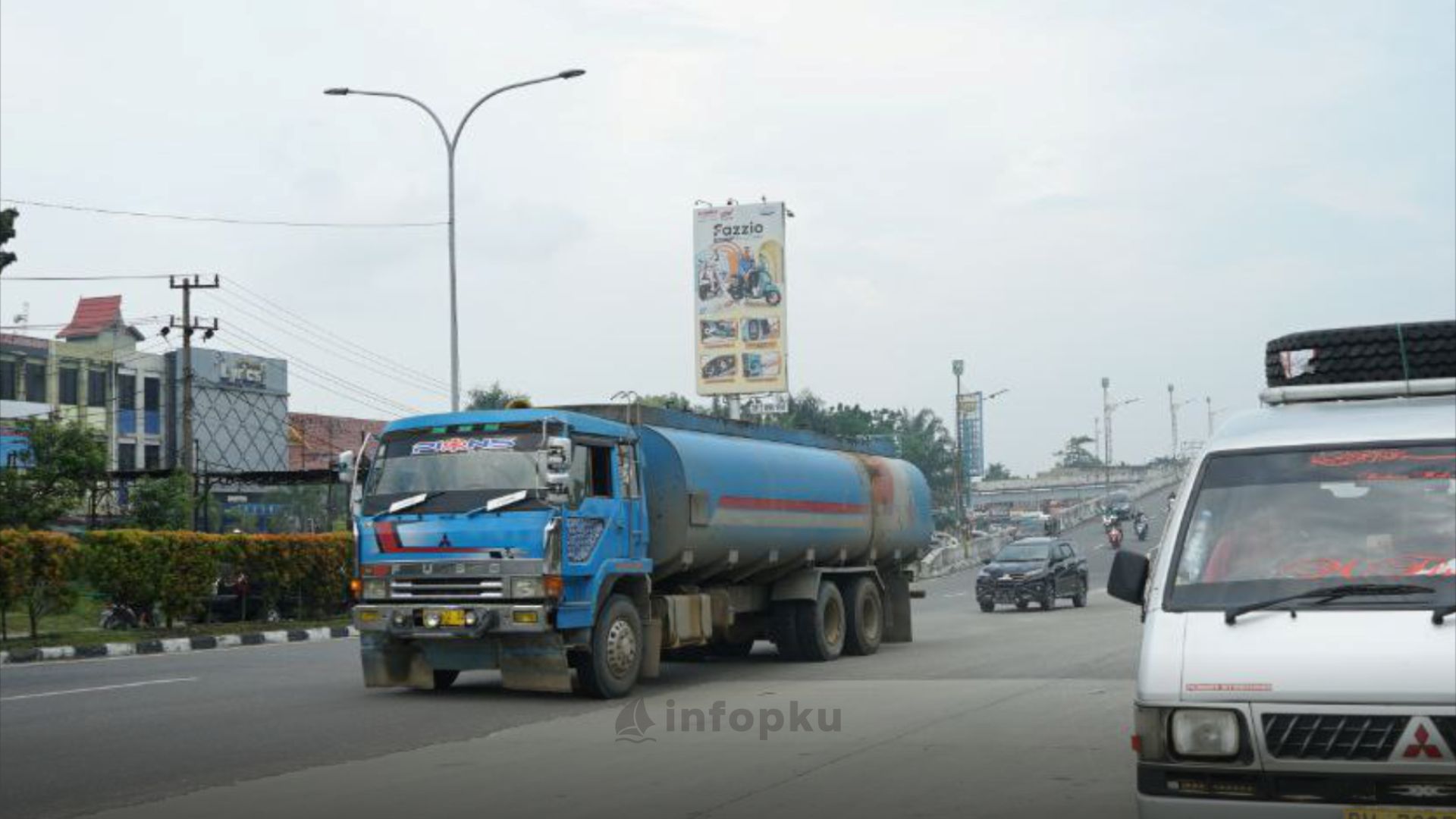 Truk Lintasi Kota Pekanbaru
