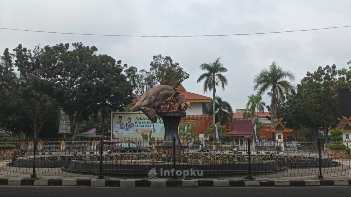 Tugu Selais Tiga Sepadan