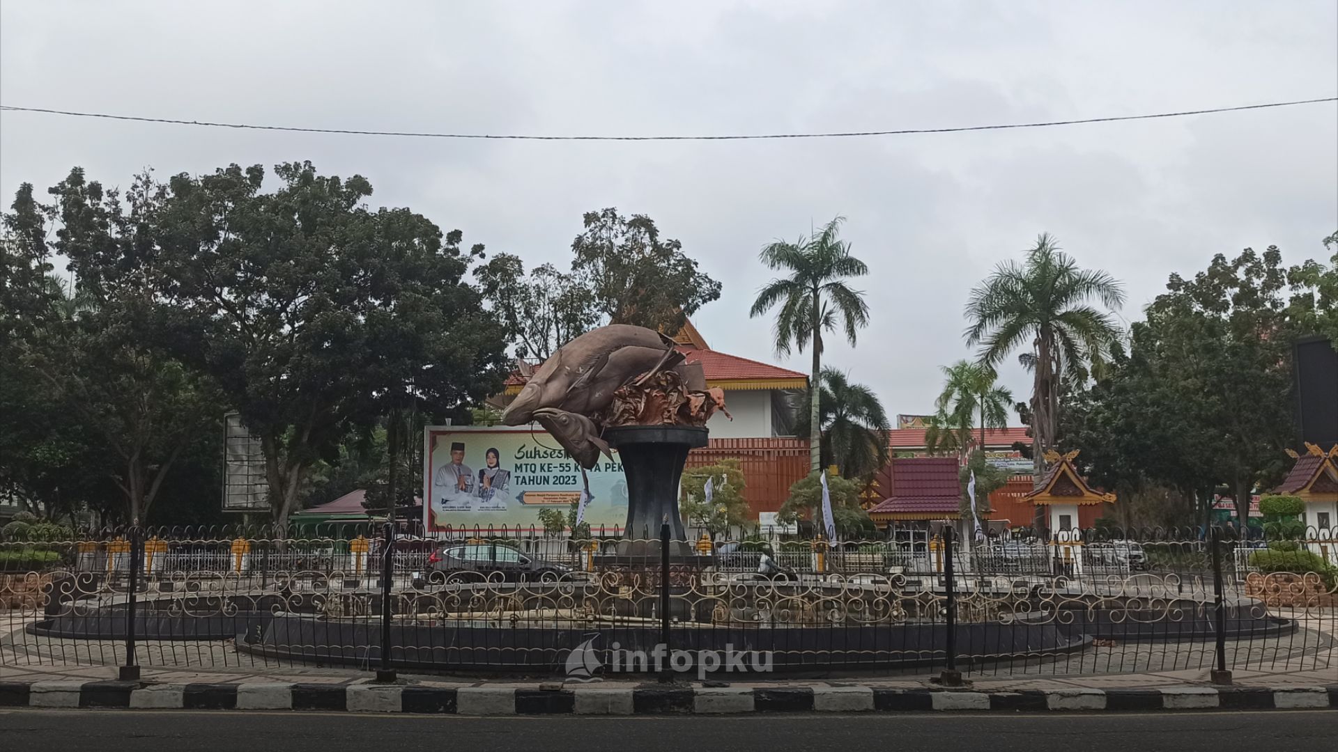 Tugu Selais Tiga Sepadan