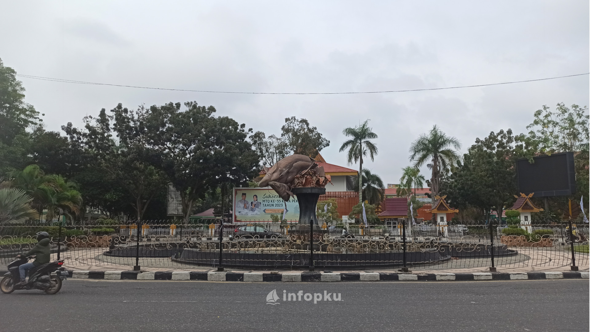 Tugu Ikan Selais Pekanbaru