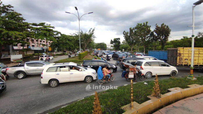 Bundaran Tugu Songket Macet