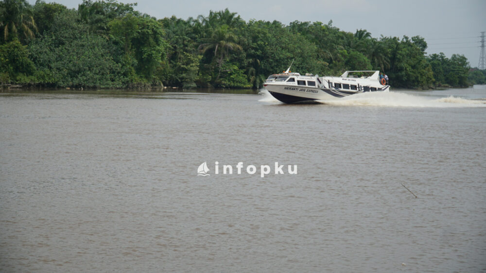Kapal Lewat di Wisata Pulau Semut Pekanbaru