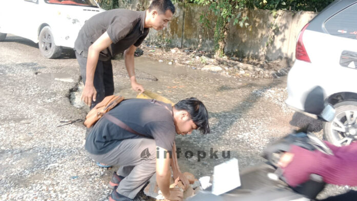 Mahasiswa Unri Perbaiki Jalan Mahasiswa Unri Perbaiki Jalan