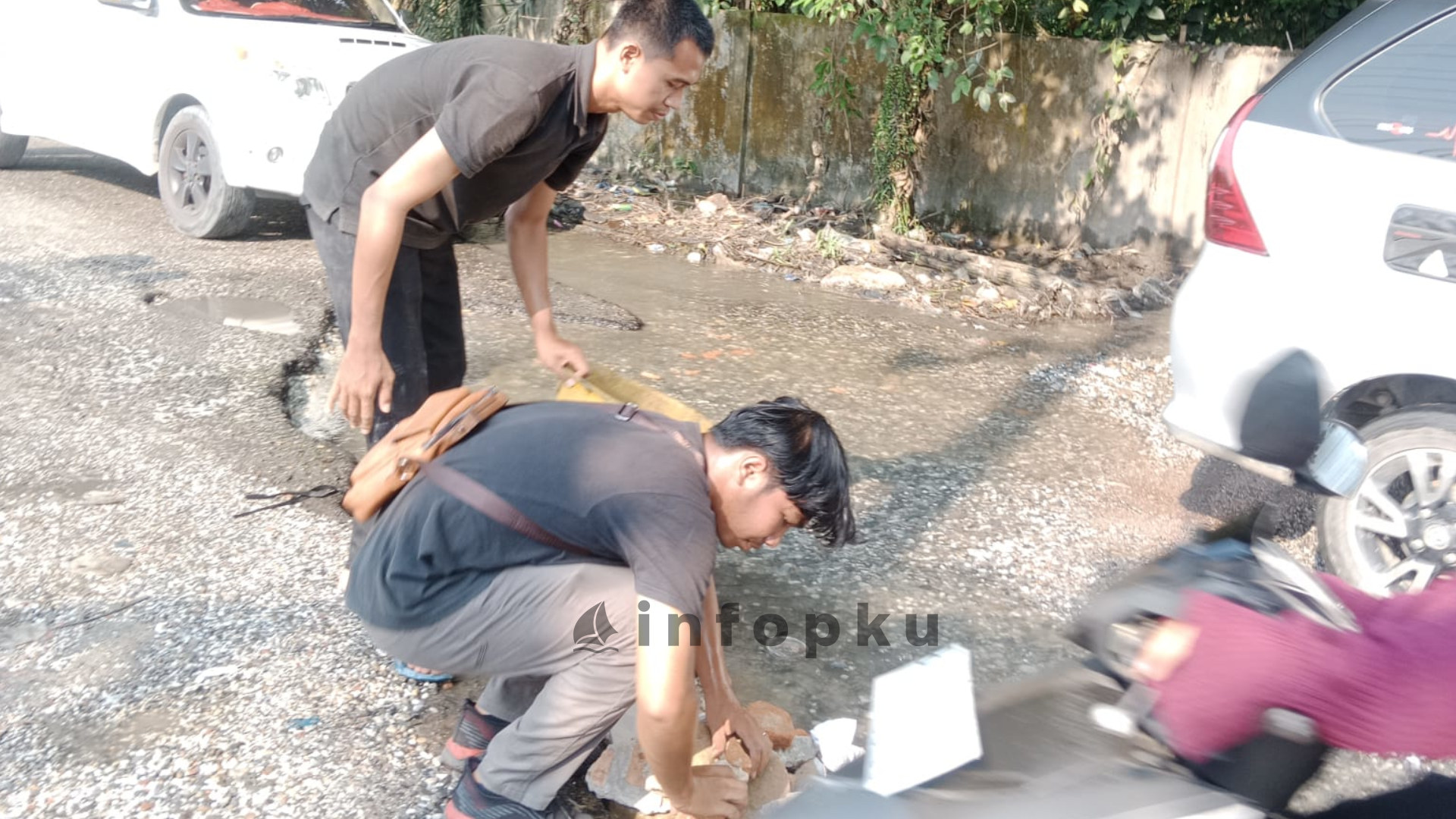 Mahasiswa Unri Perbaiki Jalan