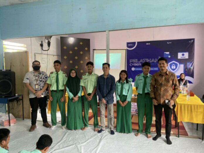 Pelatihan Digital dan Program Digital Telkom Riau di SMK MBM