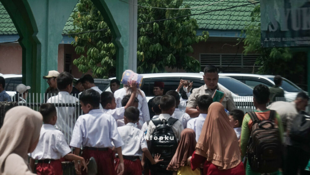 Bagikan Buku & Alat Tulis